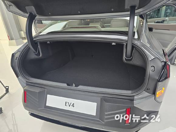 기아 'EV4' 트렁크. [사진=김종성 기자]