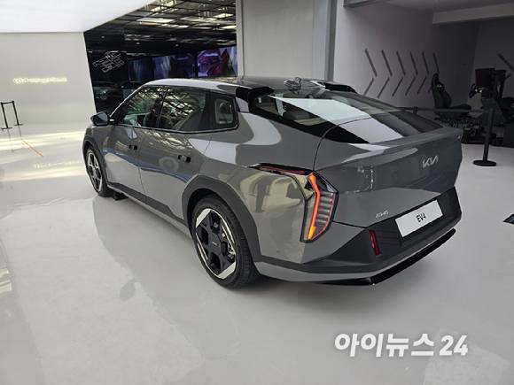 기아 'EV4' 후측면. [사진=김종성 기자]
