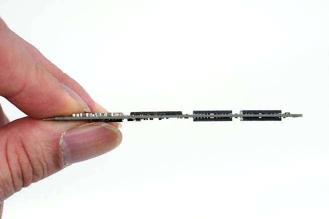 M.2 규격 고속저장장치의 측면. 얇은 기판 위에 부품이 배치되어 있다 / 출처=IT동아