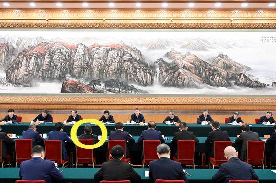 지난 17일 시진핑 중국 국가 주석이 중국 베이징에서 주재한 민간 기업 심포지엄에 위런룽 웨이얼 반도체 회장이 참석했다.다. 시 주석 맞은편 노란 원으로 표시한 이가 위 회장. 신화통신=연합뉴스