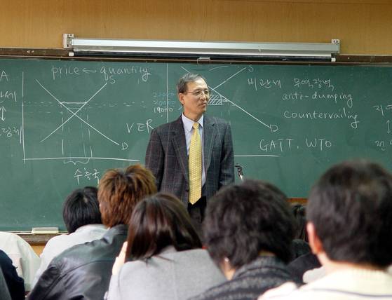 이준구 서울대 경제학부 명예교수. 홈페이지 캡처