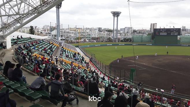 ▲일본 오키나와 고자 신킨 스타디움에서 진행된 KIA 타이거즈의 첫 연습경기에 관중들이 경기를 지켜보는 모습