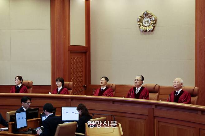 문형배 헌법재판소장 권한대행(가운데)과 헌법재판관들이 27일 서울 종로구 헌재 대심판정에서 열린 마은혁 재판관 후보자 불임명 관련 권한쟁의심판 결정을 하기 위해 자리에 앉아있다. 문재원 기자