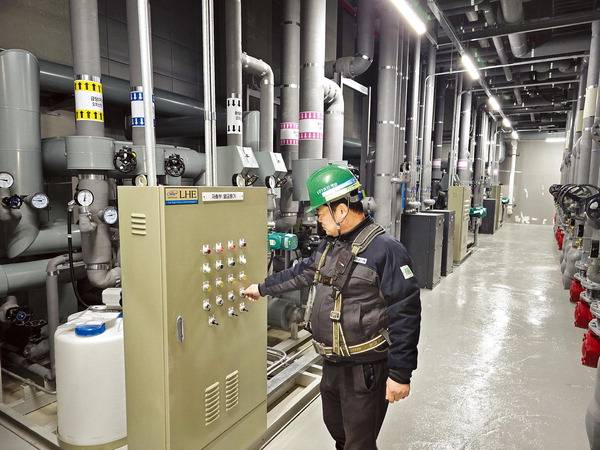 대한이엔지 관계자가 소방 설비 설치공사를 마친 한 건물 내부에서 시공 상태를 점검하고 있다.  대한이엔지 제공