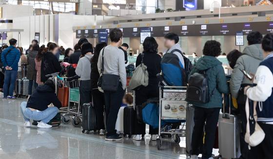 Passengers wait to pass through customs at Incheon International Airport on Feb. 27. Statistics Korea data showed that tourism and entertainment expenses increased in the fourth quarter of 2024 while spending on cars sharply declined. [NEWS1]