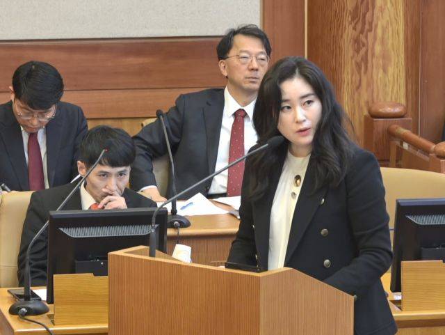 윤석열 대통령측 대리인단 김계리 변호사가 25일 서울 종로구 헌법재판소에서 열린 윤석열 대통령 탄핵심판 11차 변론에서 피청구인 변론을 하고 있다. 헌법재판소 제공