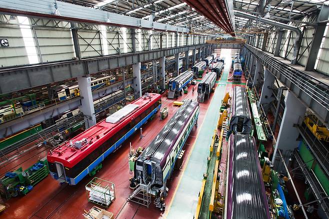 현대로템 공장에서 제작중인 전동차 [매경DB]