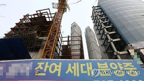 지방의 한 주택 공사현장에 걸린 잔여가구 안내 현수막 [사진 = 연합뉴스]
