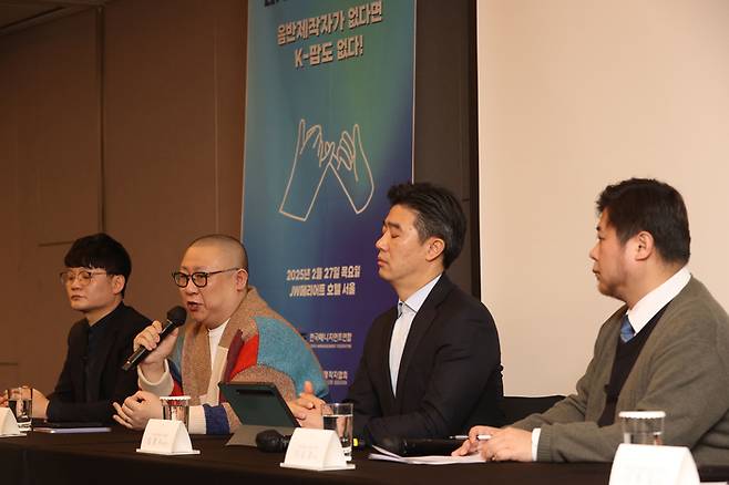 27일 서울 서초구에서 열린 K팝 제작자 단체들 기자회견 토론 패널로 발언하고 있는 최재우 F&F엔터테인먼트 대표(왼쪽 둘째)와 관계자들. 사진=연합뉴스