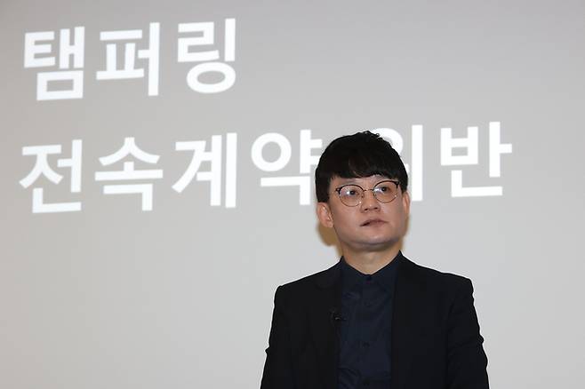 27일 음악산업의 공정한 권리 보호를 위한 음반제작자 기자회견에서 대표 발제를 하고 있는 최광호 한국음악콘텐츠협회 사무총장. 사진=연합뉴스