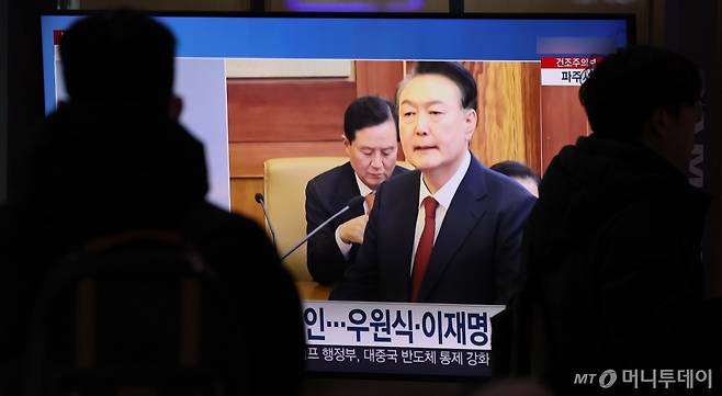 [서울=뉴시스] 추상철 기자 =  26일 오전 서울 용산구 서울역에서 시민들이 어제 열린 '윤석열 대통령의 탄핵 심판 최종 변론' 관련 뉴스를 시청하고 있다. 2025.02.26. scchoo@newsis.com /사진=추상철