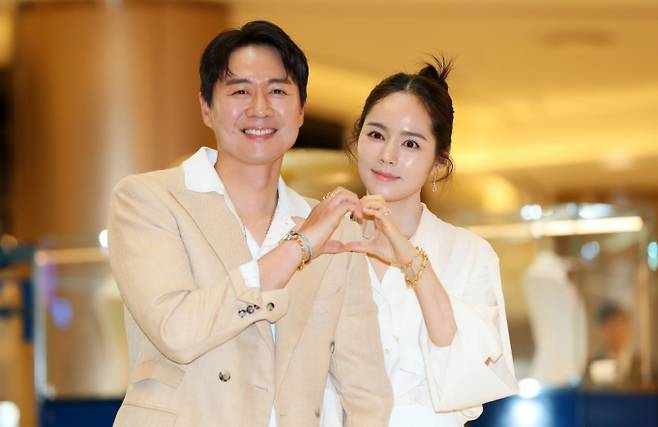 배우 한가인이 연정훈과의 결혼식을 떠올렸다. 사진은 지난해 5월 서울 송파구 롯데 에비뉴엘에서 열린 프레드 포스텐 크루즈 팝업스토어 오픈 행사에 참석한 배우 연정훈, 한가인 부부. /사진=뉴시스