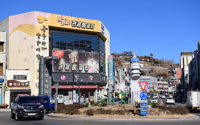일제강점기부터 1990년대 초반까지 묵호의 중심이었던 발한삼거리의 모습. 오징어와 명태가 사라진 지금은 상권이 무너져 주변에 빈 점포가 즐비하다.