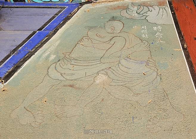 영산전 내 씨름하는 스님 벽화
