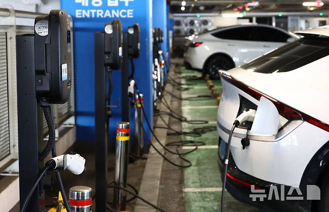 [서울=뉴시스] 황준선 기자 = 서울 시내 한 쇼핑몰에 설치된 전기자동차 충전소 모습. 2024.08.11. hwang@newsis.com