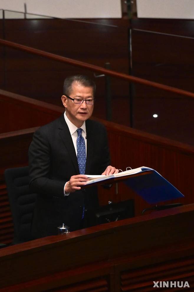 [홍콩=신화/뉴시스] 홍콩 정부가 872억 홍콩달러(약 16조 1100억원) 재정 적자를 해결하기 위해 스포츠 베팅을 확대하는 방안을 검토 중이라고 밝혔다. 사진은 26일 폴 찬 홍콩 재무사장(재무장관 격)은 전날 입법회(국회)에서 2025/2026 회계연도 예산안을 발표하는 모습. 2025.02.27