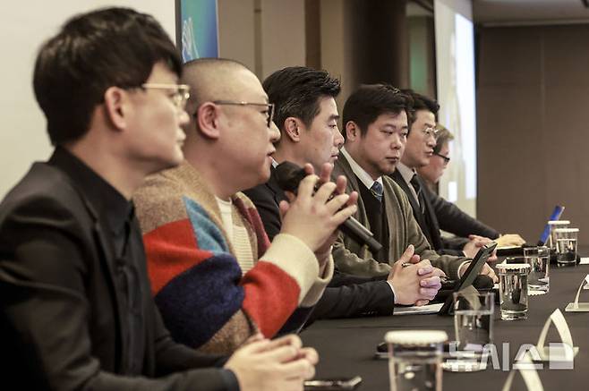 [서울=뉴시스] 정병혁 기자 = 27일 서울 서초구 JW매리어트호텔에서 열린 '한국매니지먼트연합, 한국연예제작자협회, 한국음악레이블산업협회, 한국음반산업협회, 한국음악콘텐츠협회의 음악산업의 공정한 권리 보호를 위한 음반제작자 기자회견에서 종합토론이 열리고 있다. 2025.02.27. jhope@newsis.com