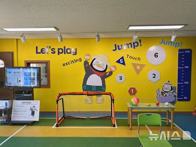 [군산=뉴시스] 군산 문창초에 AI 펭톡 존 모습. *재판매 및 DB 금지