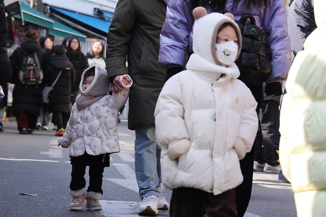 서울 종로구 창신동 일대에서 두꺼운 외투를 입은 어린이들이 발걸음을 옮기고 있다. 연합뉴스