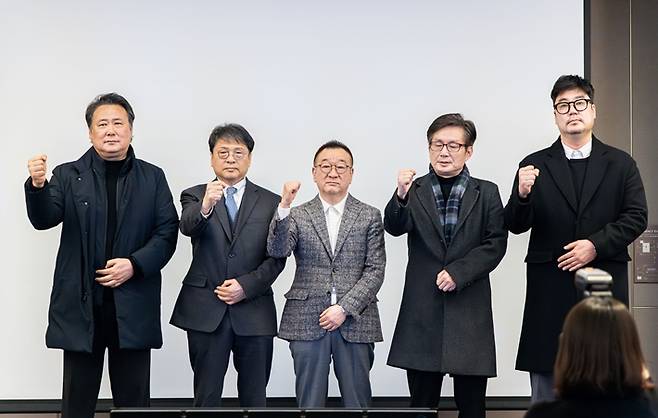 왼쪽부터 한국음악콘텐츠협회 김창환 회장, 한국음반산업협회 최경식 회장, 한국연예제작자협회 임백운 회장, 한국음악레이블산업협회 박강원 이사, 한국매니지먼트연합 이명길 이사. 주최 측 제공