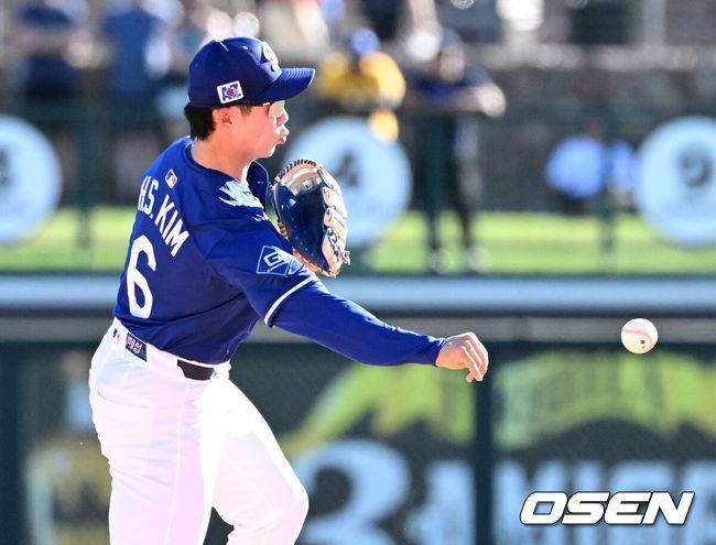 [OSEN=애리조나(미국), 이대선 기자] 26일(한국시간) 미국 애리조나주 글렌데일 캐멀백 랜치에서 2025 메이저리그 시범경기 LA 다저스와 시애틀 매리너스의 경기가 열렸다.김혜성은 다저스와 최대 3+2년 2200만 달러(약 320억원) 계약에 합의하며 메이저리그 진출에 성공했다.8회초 2사 1,2루에서 LA 다저스 김혜성이 시애틀 매리너스 해리 포드를 땅볼로 처리하고 있다. 2025.02.26 / sunday@osen.co.kr