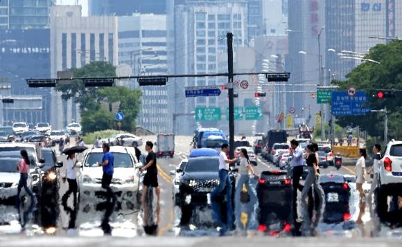 서울 여의대로에 아지랑이가 피어오르고 있다. 2023.6.19 연합뉴스