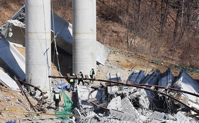 지난 26일 경기도 안성시 서울세종고속도로 건설 공사 교량 상판 붕괴 사고 현장에서 국토안전관리원 등 관계자들이 사고 현장을 살펴보고 있다. ⓒ연합뉴스