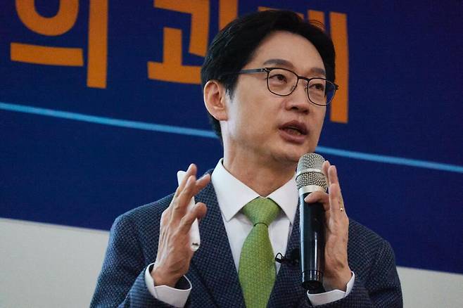 김경수 전 경남도지사가 27일 오후 부산 동구 부산일보 강당에서 강연하고 있다. ⓒ김경수 전 지사 측 제공