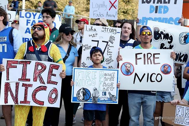 니코 해리슨 단장의 경질을 요구하는 댈러스 매버릭스 팬. 사진=게티이미지코리아