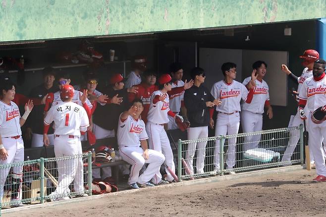 ▲ 깔끔한 경기력을 보여주며 기분 좋은 승리를 거둔 SSG는 승리 이상의 의미와 함께 하루를 마무리했다 ⓒSSG랜더스