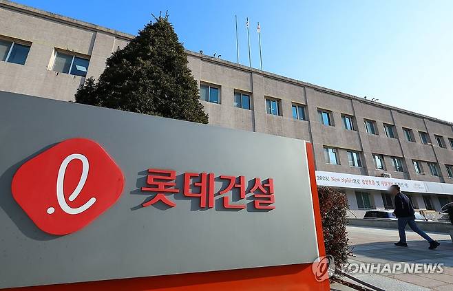 롯데건설, 본사 매각 포함 1조원 규모 유동성 확보 추진 (서울=연합뉴스) 김도훈 기자 = 27일 롯데건설이 서울 서초구 잠원동 본사 부지 매각을 포함한 1조원 규모의 자산 유동화 방안을 추진 중인 것으로 알려졌다.
롯데건설이 1980년부터 본사로 사용하고 있는 서울 서초구 롯데건설 본사 사옥은 자산 가치가 약 5천억 수준으로 평가된다.
사진은 이날 오전 서울 서초구 롯데건설 본사 모습. 2025.2.27 superdoo82@yna.co.kr