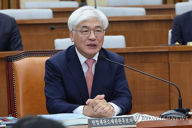 답변하는 마은혁 헌법재판관 후보자 (서울=연합뉴스) 김주성 기자 = 마은혁 헌법재판관 후보자가 작년 12월 23일 오전 서울 여의도 국회에서 열린 인사청문회에서 위원 질의에 답하는 모습 [연합뉴스 자료사진]