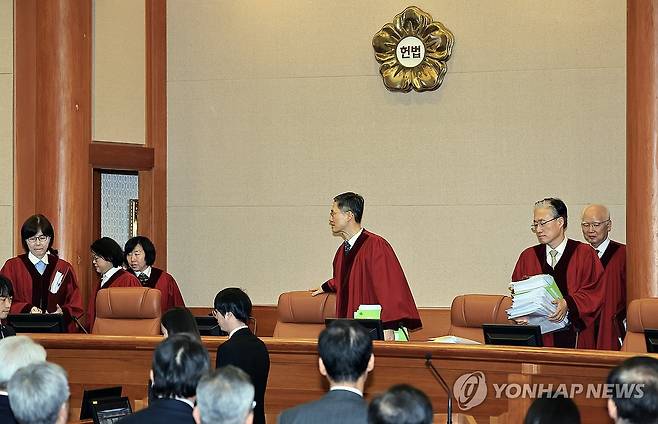 심판정 입장하는 헌법재판관들 (서울=연합뉴스) 문형배 헌법재판소장 권한대행을 비롯한 헌법재판관들이 25일 서울 종로구 헌법재판소에서 열린 윤석열 대통령의 탄핵 심판 11차 변론에 입장하고 있다. 2025.2.25 [사진공동취재단] photo@yna.co.kr