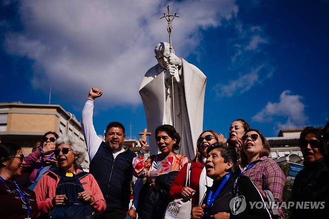 프란치스코 교황 건강 회복 기원하는 사람들 (로마 AFP=연합뉴스) 27일(현지시간) 이탈리아 로마 제밀리 병원 밖에 있는 요한 바오로 2세 동상 앞에 사람들이 모여 프란치스코 교황의 쾌유를 기원하고 있다. 2025.02.27 photo@yna.co.kr