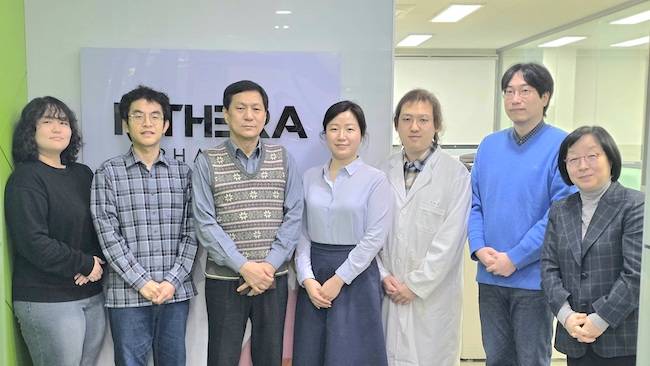 손미원 엠테라파마 대표(오른쪽 끝)와 연구진들의 모습./사진=엠테라파마