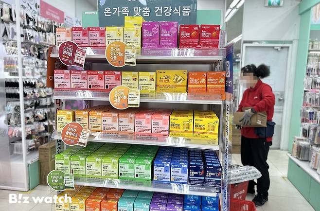 다이소가 전국 200여개 매장에서 대웅제약, 일양약품, 종근당건가의 영양제를 비롯한 건기식 판매에 나서고 있다./사진=이명근 기자 qwe123@