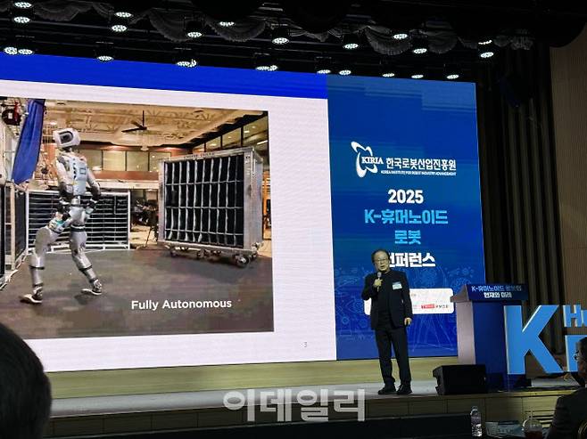 오준호 삼성전자 미래로봇추진단장이 28일 서울 강남구 한국과학기술회관에서 열린 ‘K휴머노이드 로봇의 현재와 미래’ 컨퍼런스에서 기조강연을 하고 있다.(사진=공지유 기자)
