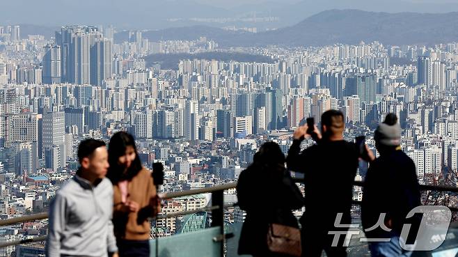 21일 오후 서울 남산을 찾은 관광객들이 아파트 단지를 바라보고 있다. 2025.2.21/뉴스1 ⓒ News1 장수영 기자