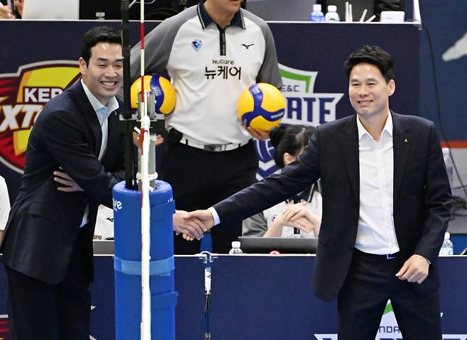 정규리그 2위 싸움을 벌이는 정관장 고희진 감독(왼쪽)과 현대건설 강성형 감독. (KOVO 제공)