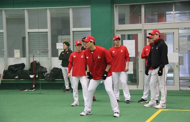최정, 한유섬, 오태곤 등 베테랑 선수들이 가고시마에서 함께 훈련하는 장면. (SSG 랜더스 제공)