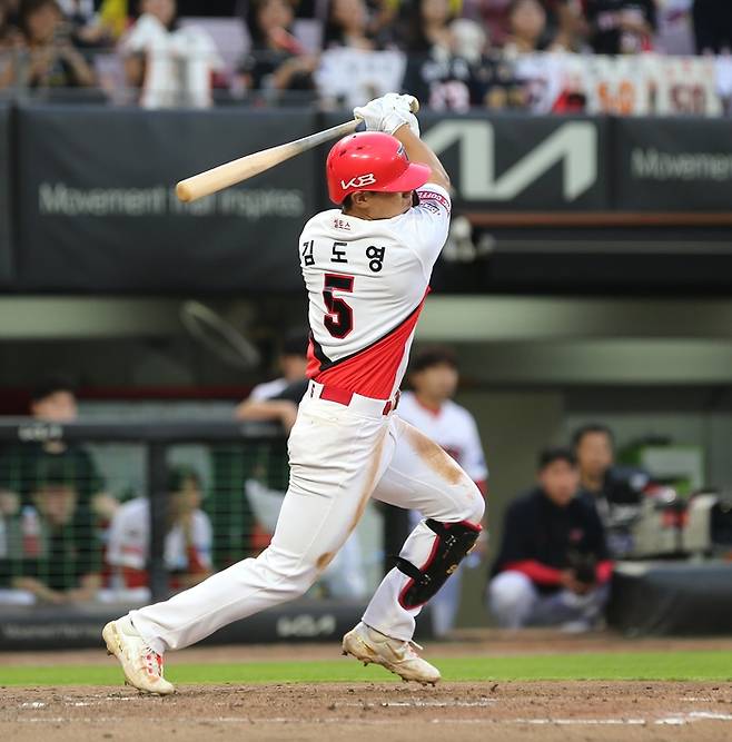 KIA 김도영이 2023년 6월23일 광주-기아 챔피언스 필드에서 열린 2023 KBO리그 KT전에서 안타를 치고 있다. 이날 김도영은 왼쪽 중족골 부상 후 82일 만에 복귀했다. 사진 | KIA 타이거즈