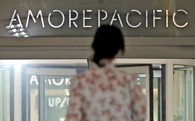 서울 용산 아모레퍼시픽 사옥으로 직원이 들어가고 있다. / 뉴스1