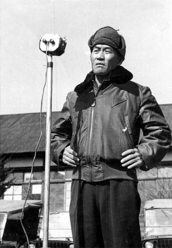 국방장관 당시 국민방위군 앞에서 훈시를 하고 있는 신성모. 이승만 전 대통령은 부통령인 인촌의 반대를 무릅쓰고 신성모를 주일공사로 파견했다. 동아일보DB