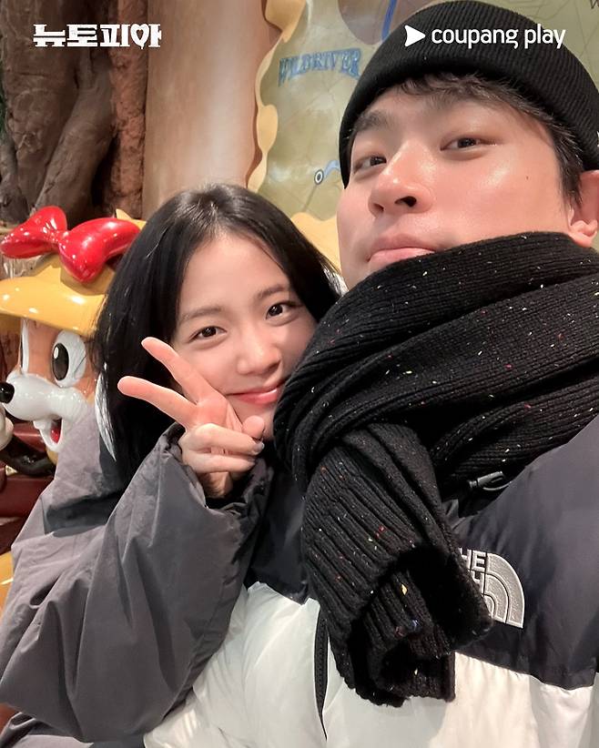 481160935_1042764601203807_2479170680967913724_n.jpg 박정민 & 지수 뉴토피아 커플사진