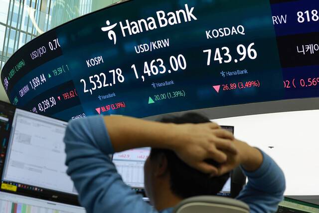 28일 서울 중구 하나은행 본점 딜링룸에서 딜러들이 업무를 보고 있다. 이날 코스피는 전낣보다 3.39% 급락하고 원-달러 환율은 20.4원 급등했다. 연합뉴스
