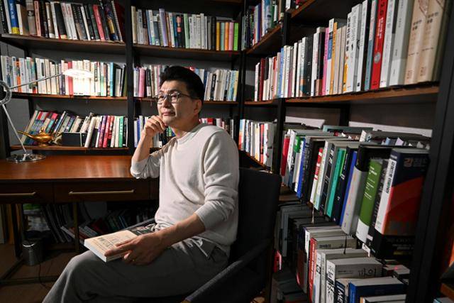 이주호 고운세상코스메틱 대표가 경기 수원시 영통구의 자택 서재에 앉아 턱을 괴고 있다. 그는 인생에서 가장 힘든 시기였던 3년 동안 책 1,000권을 읽고 난 후 다시 일어섰다. 정다빈 기자