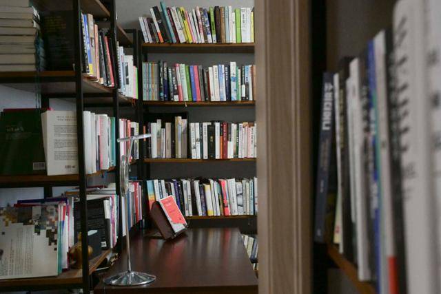 경기 수원시 영통구 이주호 고운세상코스메틱 대표 자택의 서재. 강예진 기자