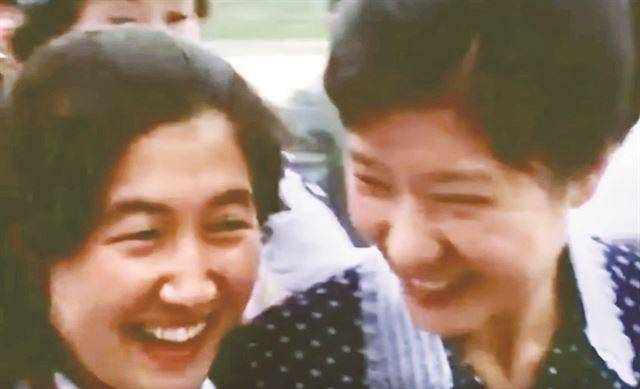 1975년 구국봉사단 활동 시절 박근혜(오른쪽) 전 대통령과 최순실. 뉴스타파 캡처