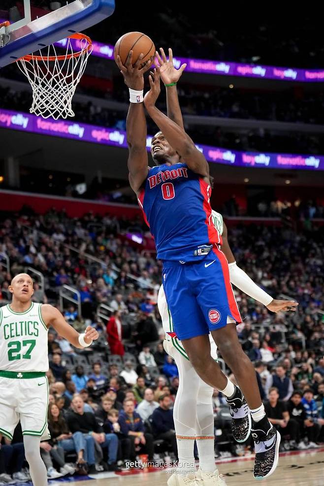 27일(한국시간) 미국 미시간주 리틀 시저스 아레나에서 열린 보스턴 셀틱스와의 홈경기에서 골밑을 파고드는 제일런 두렌의 모습. 게티이미지