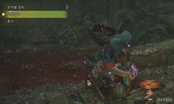 ▲ 또는 소형 몬스터를 사냥해 '날고기'를 구해 굽거나 지원 창구에서 '휴대 식량'을 받아도 된다